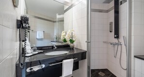 Habitación individual estándar | Amenidades de baño | Regadera, regadera tipo lluvia, toallas 