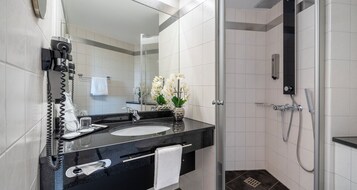 Quarto solteiro standard | Comodidades do banheiro | Chuveiro, chuveiro com efeito de chuva, toalhas de banho 