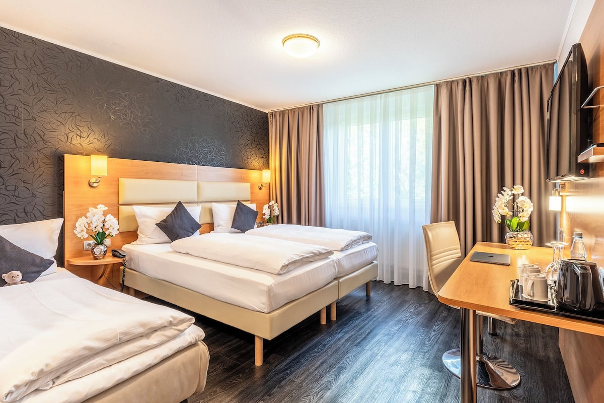 Comfort-Dreibettzimmer | Allergikerbettwaren, Schreibtisch, laptopgeeigneter Arbeitsplatz