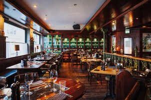 2 restaurantes, cocina local e internacional