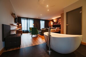 Minibar, caja de seguridad en la habitación y escritorio 