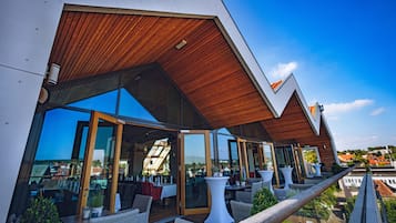 2 restaurants, lokale en internationale gerechten