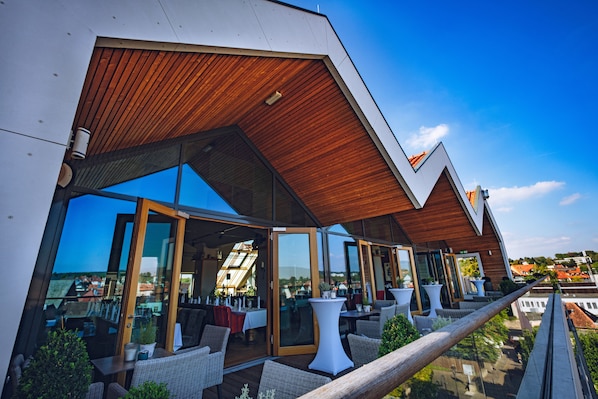 2 restaurantes, cocina local e internacional