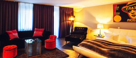 Una habitación de hotel con sofá, sillón y cama.