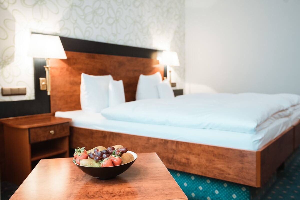 Cubrecamas, minibar y caja de seguridad en la habitación