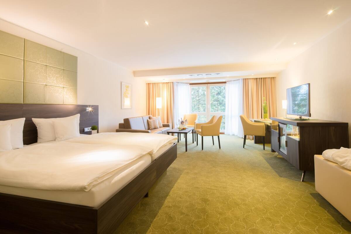 Cubrecamas, minibar y caja de seguridad en la habitación