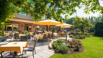 Breakfast, lunch and dinner served