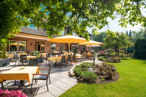 Petit-déjeuner, déjeuner et dîner servis sur place