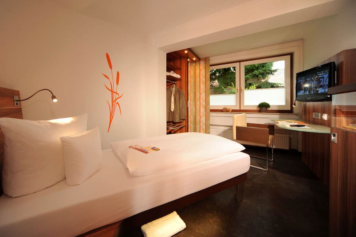 classic single room | down duvets, minibar, in-room safe, individually furnished