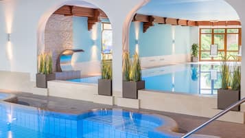 2 piscines couvertes, chaises longues