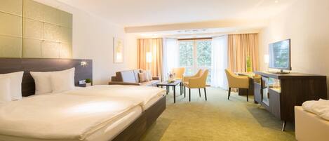 Habitación doble superior | Edredón, minibar y caja de seguridad en la habitación