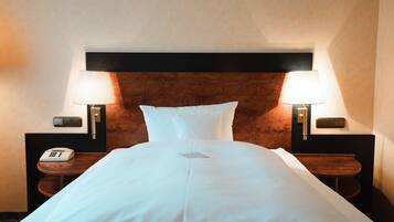 Comfort eenpersoonskamer | Donsdekens, een minibar, een kluis op de kamer, individueel gemeubileerd