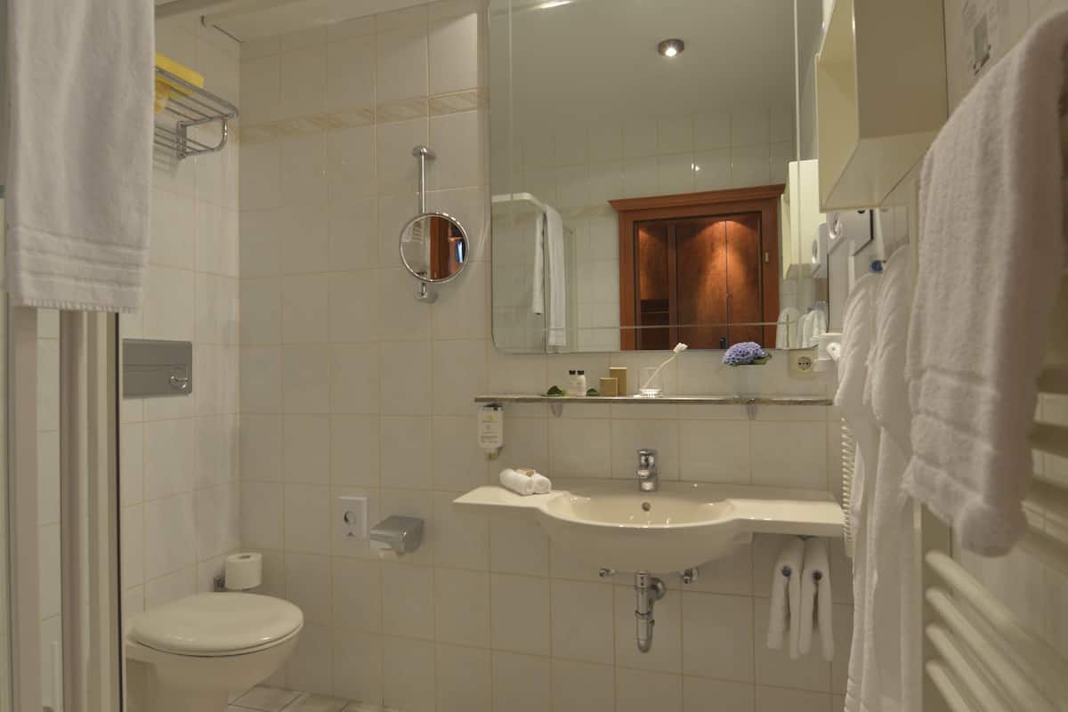 classic single room | bathroom | shower, hair dryer, bathrobes, slippers