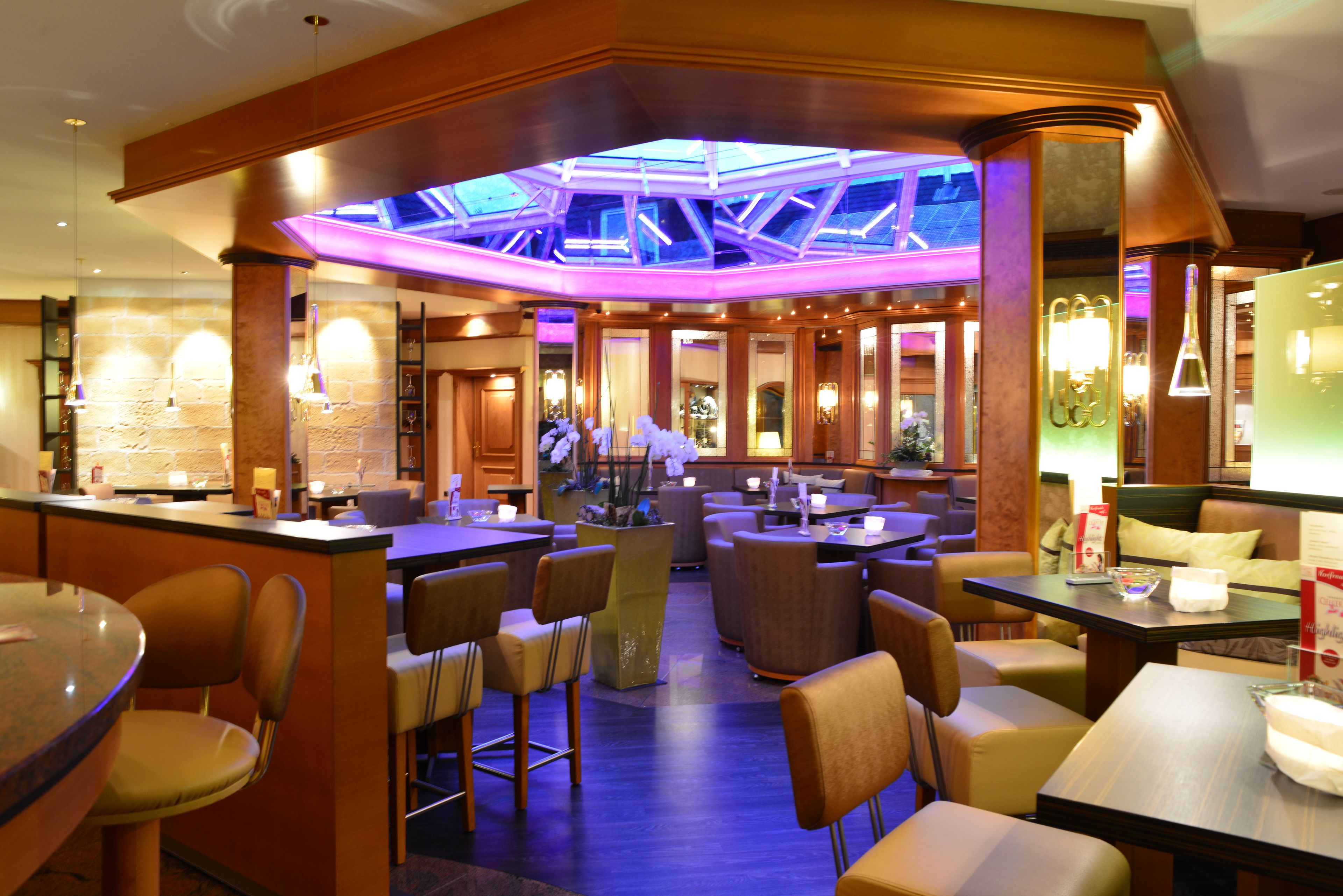 serves lunch and dinner