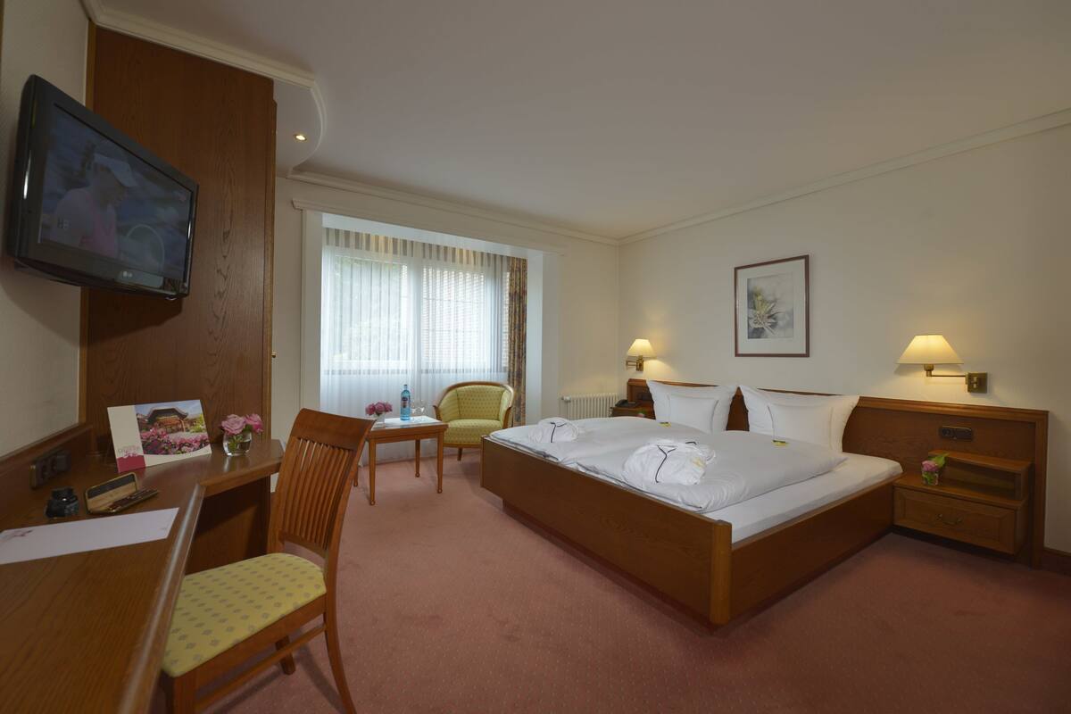 Cubrecamas, minibar y caja de seguridad en la habitación