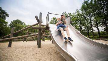 Zona de juegos infantil al aire libre