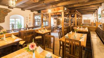 4 restaurants servant le petit déjeuner, le déjeuner et le dîner