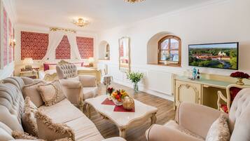 Hochzeitssuite "Rokoko" | Wohnbereich | 26-Zoll-Flachbildfernseher mit Satellitenempfang, Fernseher, Pay-TV