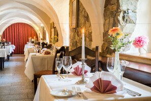 4 restaurants, breakfast, lunch, dinner served; local cuisine