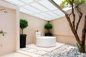 Separate tub and shower, deep soaking tub, rainfall showerhead