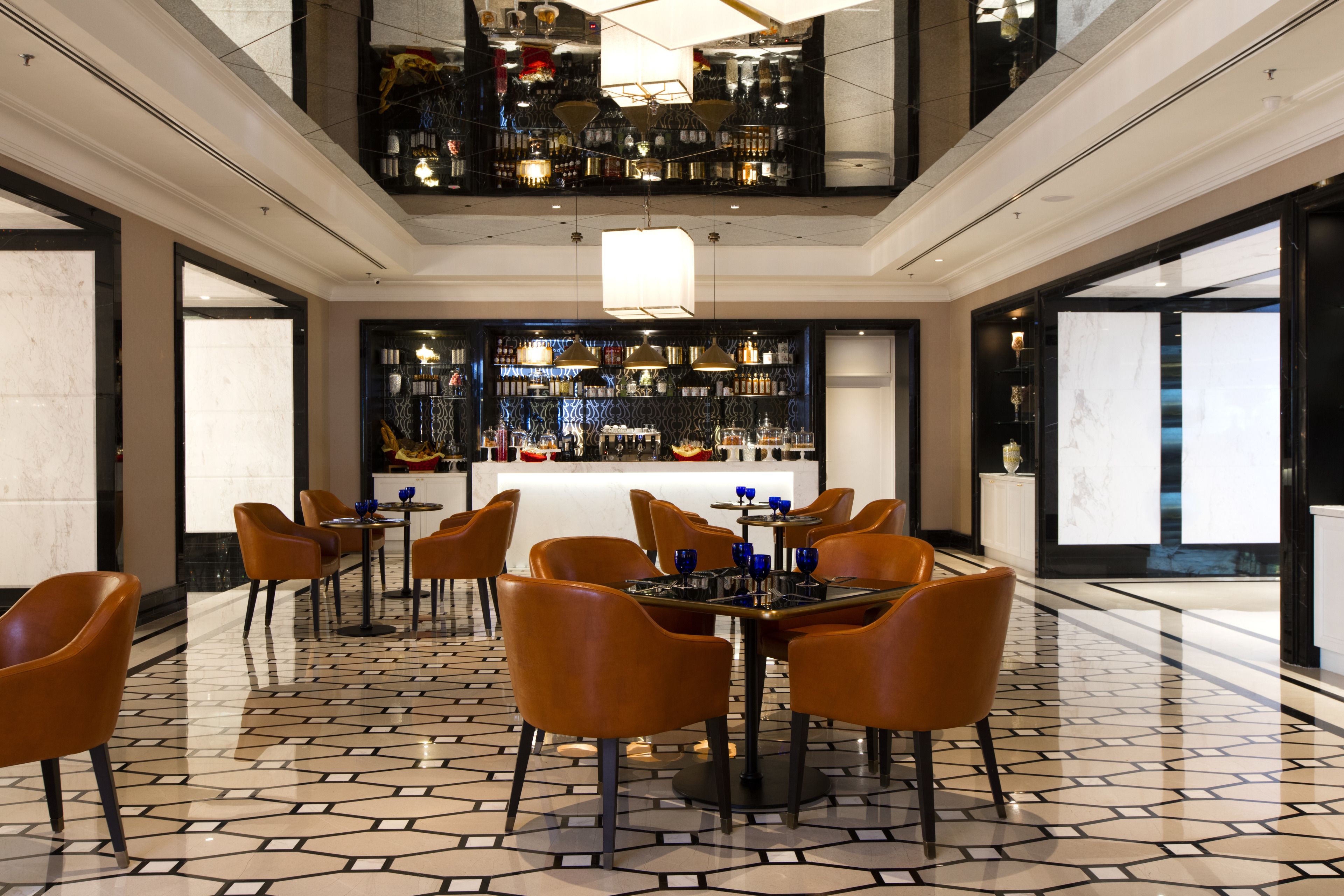 Eine moderne Bar mit hoher Decke, verschiedenen Sitzmöglichkeiten und einem polierten Boden.