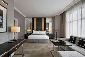 Sengetøy av topp kvalitet, minibar, safe på rommet og skrivebord