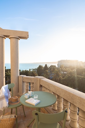 Chambre Privilège, vue mer, balcon | Coffre-fort pour ordinateur portable, bureau