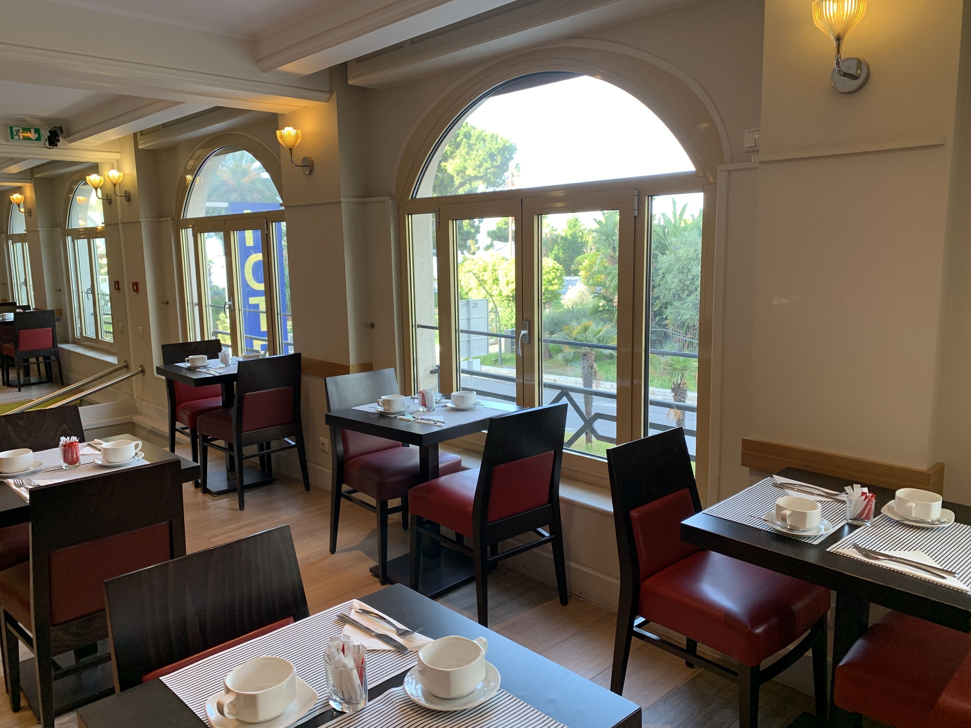 Petit déjeuner buffet (19 EUR par personne)