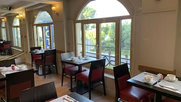Petit déjeuner buffet (19 EUR par personne)
