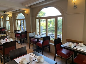 每日供应自助式早餐(每人 EUR 19)