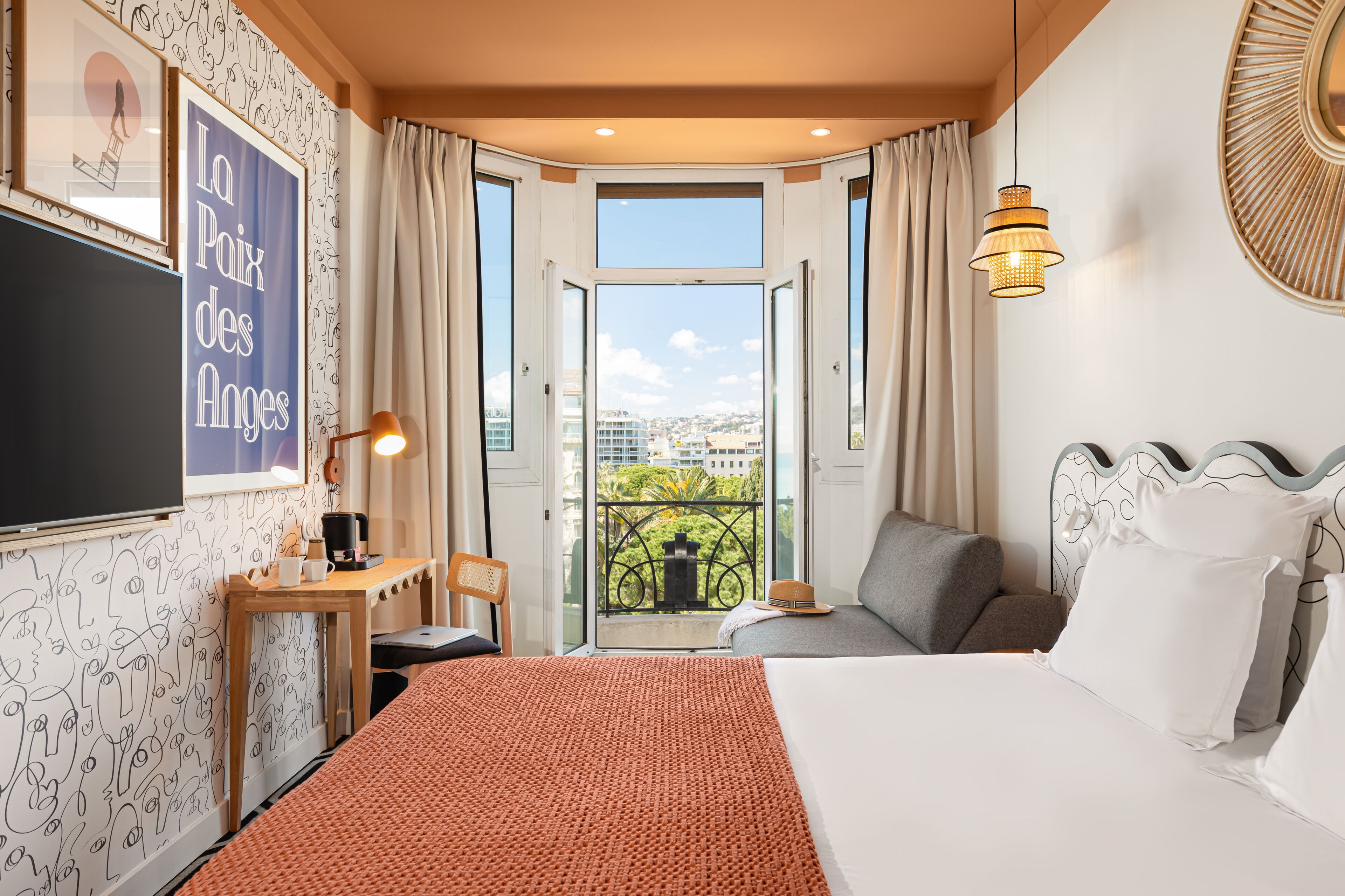 in-room safe, desk, laptop workspace, blackout curtains