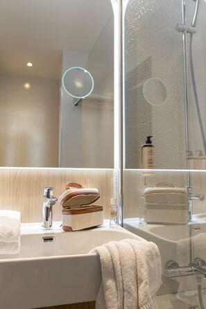 Articles de toilette (gratuits), séchoir à cheveux, serviettes fournies