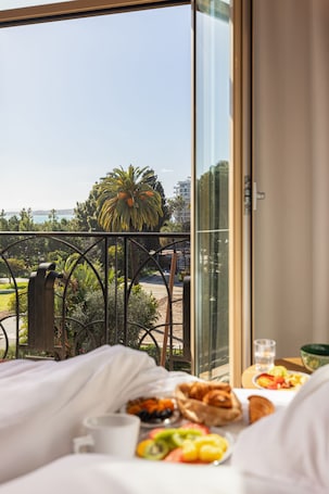 Room, 1 Double or 2 Twin Beds, Sea View | In-room safe, desk, laptop workspace, blackout drapes. Albert 1'er Hotel Nice, France