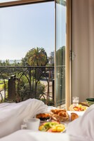 Caja de seguridad en la habitación y escritorio 