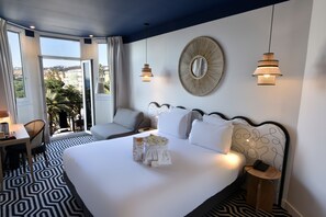 Habitación triple, vista al mar | Caja de seguridad en la habitación y escritorio 