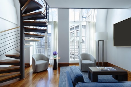 Studio, 1 King Bed | Living area | Flat-screen TV, pay movies, MP3 dock. Conrad Hamburg
