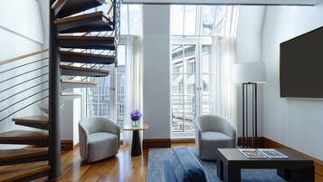 Studio, 1 King Bed | Living area