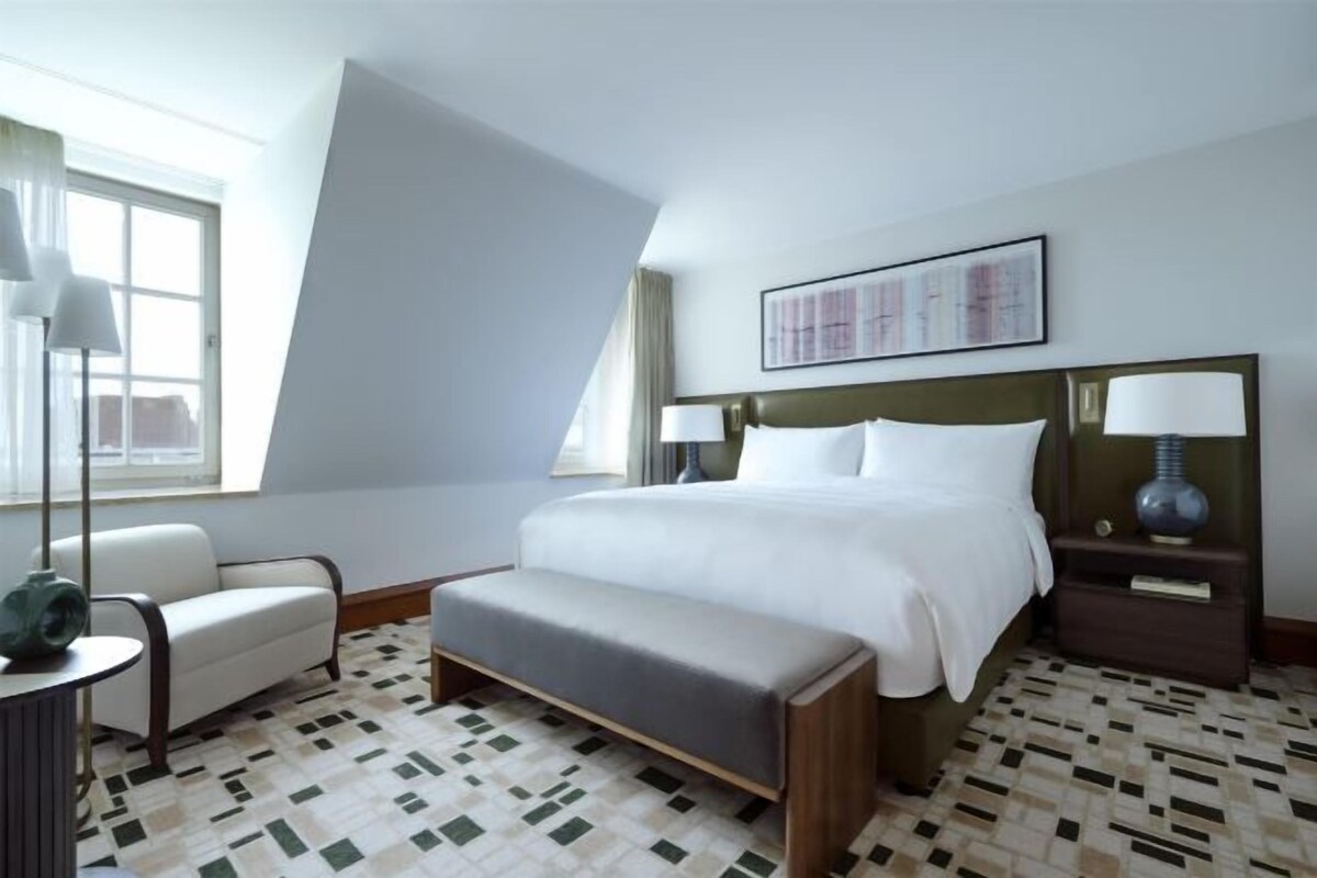 Premium bedding, minibar, in-room safe, desk