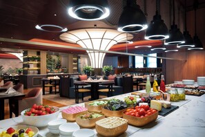 Desayuno buffet (EUR 46 por persona)