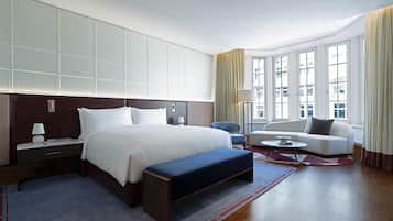 Executive-Suite, Mehrere Betten | Hochwertige Bettwaren, Minibar, Zimmersafe, Schreibtisch