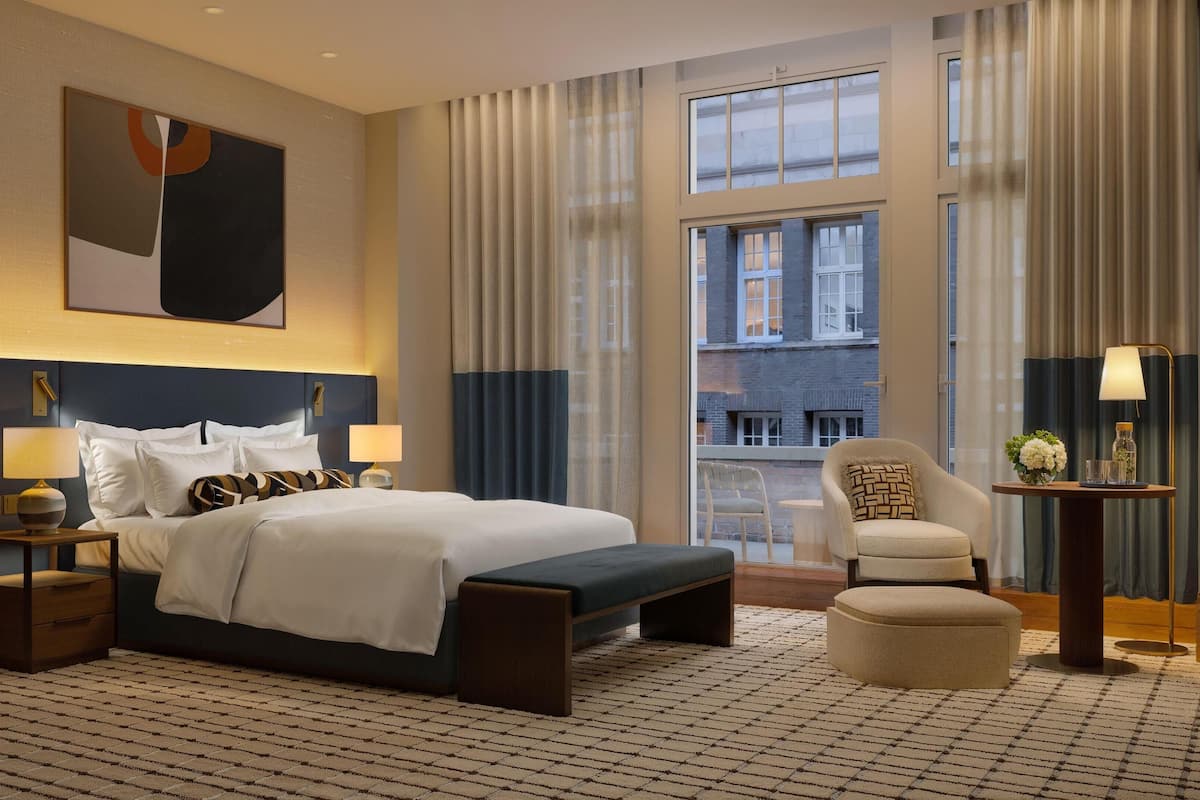 deluxe room, 1 queen bed, balcony | premium bedding, minibar, in-room safe, desk