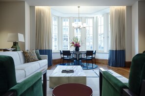 Executive Suite, Multiple Beds | Living area | Flat-screen TV, pay films, MP3 dock - Conrad Hamburg (Hamburg)