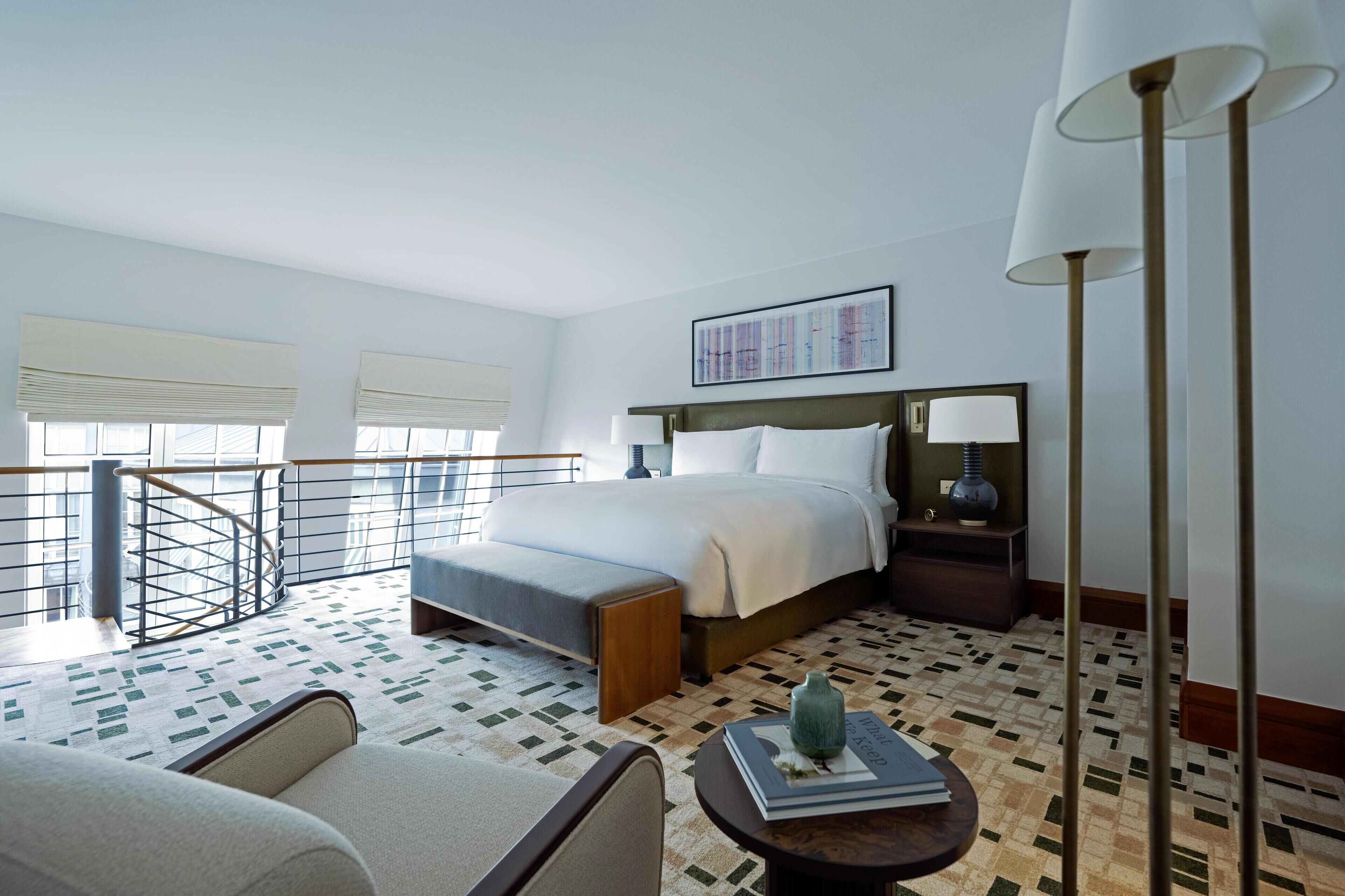 Studio, 1 King Bed | Premium bedding, minibar, in-room safe, desk