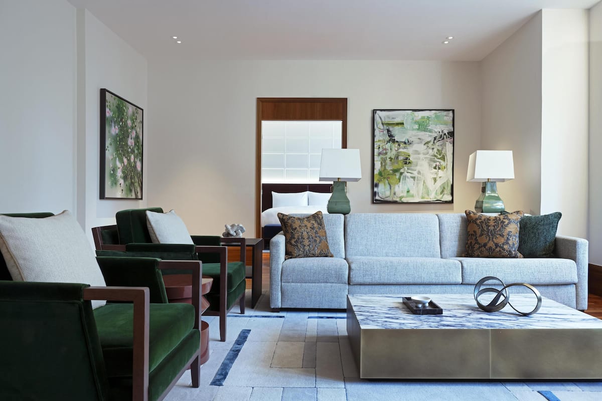 Executive Suite, Multiple Beds | Living area