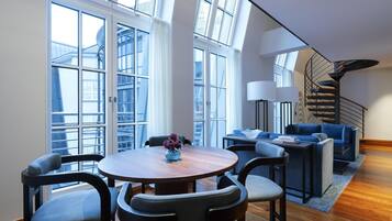 Suite, Multiple Beds | Living area