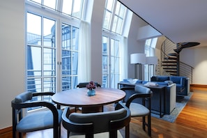 Suite, Multiple Beds | Living area | Flat-screen TV, pay movies, MP3 dock - Conrad Hamburg (Hamburg)