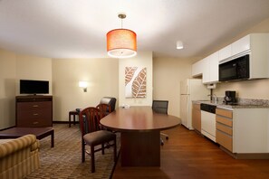 Suite, 1 Katil Ratu (Queen) dengan Katil Sofa, Non Smoking | Makan dalam bilik