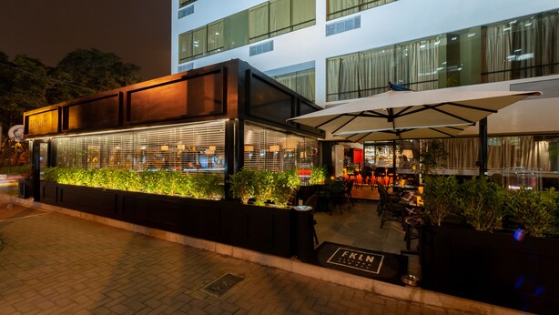 ランチ、ディナーに営業