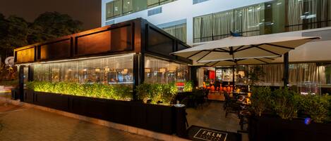 Hádegisverður í boði, alþjóðleg matargerðarlist, útsýni yfir garðinn