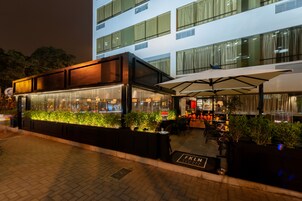 Se sirven almuerzos y cenas; cocina internacional; con vista al jardín